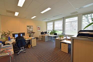 <p>Overzicht van een voormalig klaslokaal dat nu gebruikt wordt als kantoorruimte. </p>

